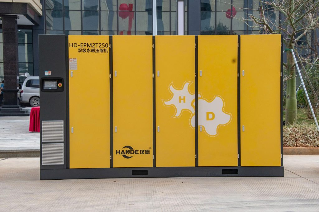 Máy nén khí hai cấp là gì? Tìm hiểu cấu tạo, nguyên lý hoạt động và ưu điểm vượt trội giúp tiết kiệm điện, tăng hiệu suất cho hệ thống khí nén công nghiệp. Liên hệ: 0949105048