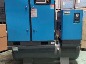 Máy nén khí cao áp 4IN1 HD-30HP-VB là giải pháp khí nén tích hợp đồng bộ gồm đầu nén trục vít, bình chứa, máy sấy khí và hệ thống lọc trong cùng một thiết kế gọn gàng. Với công suất 30HP và khả năng làm việc ở áp suất cao ổn định, máy đáp ứng tốt nhu cầu sản xuất liên tục trong các ngành cơ khí, thổi chai, sơn công nghiệp và gia công chính xác. Thiết kế 4 trong 1 giúp tiết kiệm diện tích lắp đặt, giảm chi phí đầu tư và đảm bảo khí nén đầu ra khô sạch, ổn định, nâng cao hiệu quả vận hành cho doanh nghiệp.