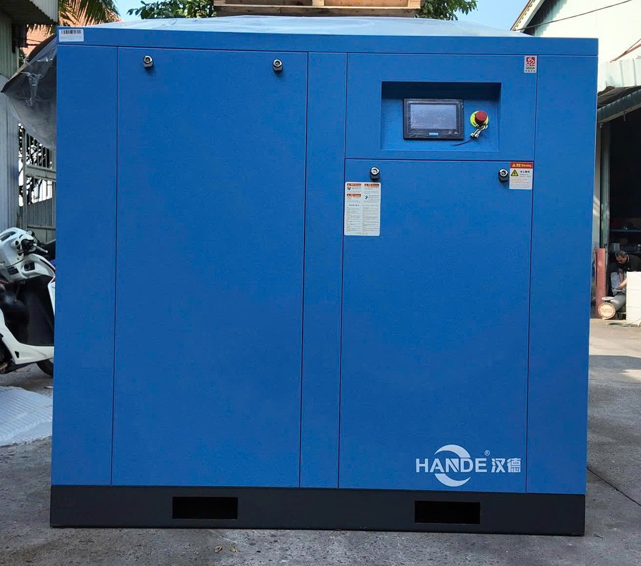 Máy nén khí biến tần vĩnh từ Hande IP55 8Bar được thiết kế tối ưu cho nhà máy yêu cầu áp suất ổn định và tiết kiệm điện năng. Nhờ tích hợp động cơ nam châm vĩnh cửu hiệu suất cao cùng bộ biến tần điều khiển thông minh, máy tự động điều chỉnh tốc độ theo tải thực tế, giảm tiêu hao điện và hạn chế tình trạng chạy không tải. Chuẩn bảo vệ IP55 giúp động cơ chống bụi và ẩm hiệu quả, phù hợp môi trường sản xuất công nghiệp. Vận hành êm ái, bền bỉ và chi phí bảo trì thấp, đây là lựa chọn đáng tin cậy cho hệ thống khí nén hiện đại.