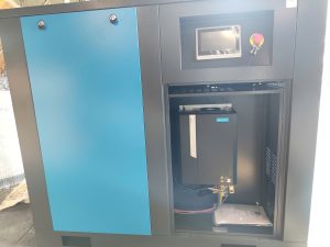 Máy nén khí biến tần vĩnh từ HD-VPM37 được thiết kế nhằm tối ưu hiệu suất và giảm chi phí vận hành cho doanh nghiệp. Sở hữu động cơ nam châm vĩnh cửu kết hợp hệ thống biến tần điều khiển chính xác, máy duy trì áp suất ổn định và tiết kiệm điện năng đáng kể so với dòng máy truyền thống. Cấu trúc truyền động trực tiếp giúp giảm hao mòn cơ khí, tăng độ bền và đảm bảo vận hành liên tục trong môi trường sản xuất cường độ cao. Đây là lựa chọn phù hợp cho nhà máy cần giải pháp khí nén hiện đại, ổn định và kinh tế lâu dài.