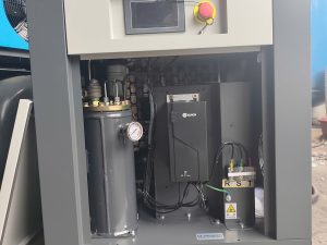 **Máy sấy khí Hande 10HP/7.5kW 8Bar** là thiết bị xử lý khí nén chuyên dụng, giúp loại bỏ hơi ẩm và nước ngưng trong hệ thống khí nén công nghiệp. Hoạt động theo nguyên lý làm lạnh, máy giảm điểm sương xuống mức tiêu chuẩn 2–10°C, đảm bảo khí đầu ra khô sạch, ổn định và an toàn cho thiết bị sử dụng. Với thiết kế nhỏ gọn, vận hành tự động và độ bền cao, máy sấy khí Hande phù hợp lắp đặt cho hệ thống máy nén khí 10HP áp suất 8Bar tại các xưởng cơ khí, sản xuất gỗ, bao bì, thực phẩm và nhiều ngành công nghiệp khác. Đây là giải pháp tối ưu giúp tăng tuổi thọ thiết bị, giảm chi phí bảo trì và nâng cao hiệu quả sản xuất.