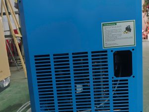 **Máy sấy khí Hande 20HP-VB** là thiết bị xử lý khí nén chuyên dụng dành cho hệ thống máy nén khí 20HP, giúp loại bỏ hơi ẩm và nước ngưng hiệu quả trước khi khí được đưa vào sản xuất. Hoạt động theo nguyên lý làm lạnh, máy duy trì điểm sương ổn định từ 2–10°C, đảm bảo khí đầu ra khô sạch, hạn chế ăn mòn đường ống và bảo vệ thiết bị khí nén. Với thiết kế bền bỉ, vận hành tự động và tiết kiệm điện năng, Hande 20HP-VB là giải pháp tối ưu giúp doanh nghiệp nâng cao hiệu suất sản xuất và giảm chi phí bảo trì lâu dài.