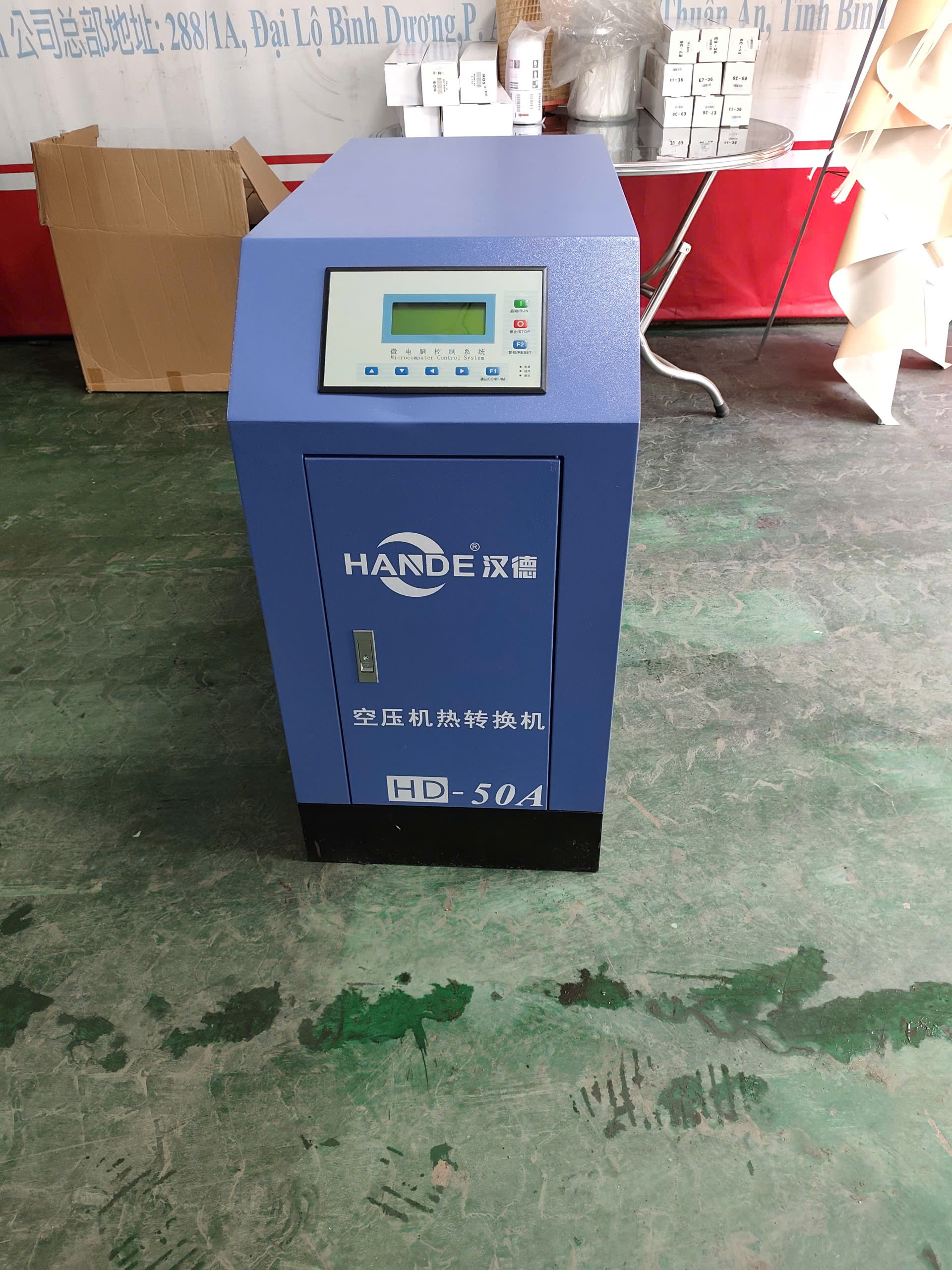 **Máy tận dụng nhiệt máy nén khí** là thiết bị thu hồi lượng nhiệt sinh ra trong quá trình vận hành của máy nén khí để chuyển đổi thành **nước nóng phục vụ sản xuất hoặc sinh hoạt trong nhà máy**. Thông qua hệ thống trao đổi nhiệt, thiết bị giúp tận dụng nguồn năng lượng dư thừa, giảm chi phí điện hoặc nhiên liệu dùng để đun nước. Với khả năng tạo nước nóng ổn định, tiết kiệm năng lượng và thân thiện môi trường, đây là giải pháp hiệu quả giúp doanh nghiệp tối ưu chi phí vận hành và nâng cao hiệu suất sử dụng hệ thống khí nén. 🔧♨️
