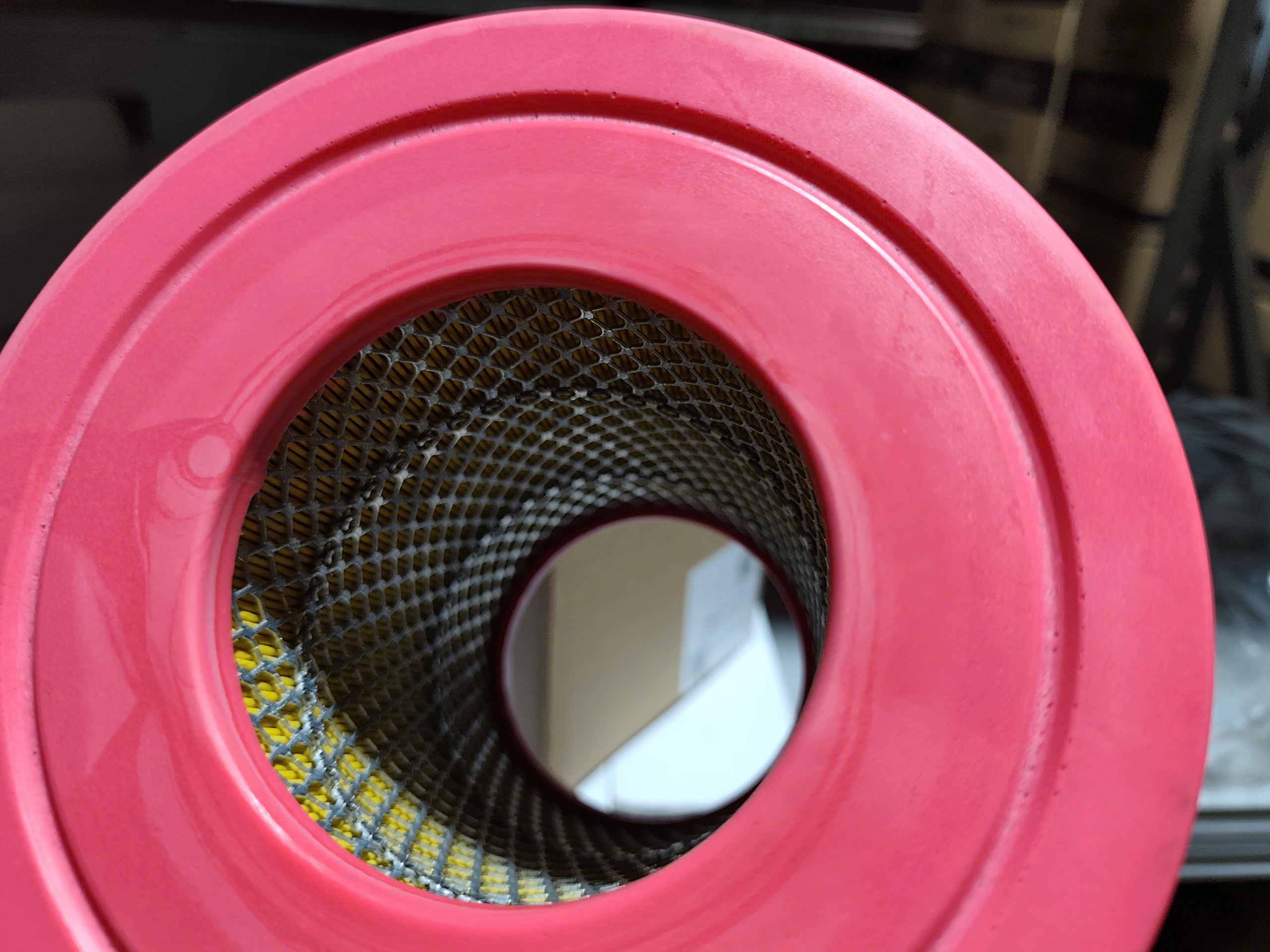 Lọc gió máy nén khí HD30A là phụ kiện quan trọng giúp lọc sạch bụi bẩn và tạp chất trong không khí trước khi đưa vào buồng nén. Sản phẩm được thiết kế với vật liệu lọc chất lượng cao, giúp tăng hiệu suất hoạt động, bảo vệ động cơ và kéo dài tuổi thọ cho máy nén khí. Lọc gió HD30A phù hợp cho nhiều hệ thống khí nén công nghiệp, đảm bảo máy vận hành ổn định và tiết kiệm chi phí bảo trì.