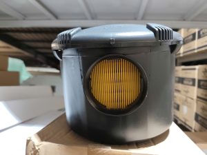 **Mô tả sản phẩm:** **Vỏ hộp lọc gió máy nén khí HD-30HP** là bộ phận quan trọng giúp bảo vệ lõi lọc gió và đảm bảo không khí đầu vào của máy nén khí luôn sạch trước khi đi vào buồng nén. Sản phẩm được thiết kế chắc chắn với vật liệu bền bỉ, giúp chống va đập và hạn chế bụi bẩn xâm nhập vào hệ thống. Nhờ khả năng định hướng luồng khí và bảo vệ bộ lọc hiệu quả, vỏ hộp lọc gió HD-30HP góp phần nâng cao hiệu suất hoạt động, kéo dài tuổi thọ máy nén khí và giảm chi phí bảo trì trong quá trình vận hành.