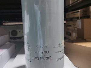 Lọc dầu máy nén khí 75A/55KW là phụ tùng quan trọng giúp loại bỏ cặn bẩn, tạp chất và mạt kim loại trong dầu bôi trơn trước khi dầu quay trở lại hệ thống máy nén khí. Sản phẩm được thiết kế với lõi lọc chất lượng cao, khả năng lọc hiệu quả và chịu áp suất tốt, giúp đảm bảo dầu luôn sạch, bảo vệ các bộ phận bên trong máy như trục vít và vòng bi. Nhờ đó, lọc dầu 75A/55KW giúp máy nén khí vận hành ổn định, tăng tuổi thọ thiết bị và giảm chi phí bảo trì trong quá trình sử dụng.