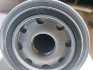 Lọc dầu máy nén khí 75A/55KW là phụ tùng quan trọng giúp loại bỏ cặn bẩn, tạp chất và mạt kim loại trong dầu bôi trơn trước khi dầu quay trở lại hệ thống máy nén khí. Sản phẩm được thiết kế với lõi lọc chất lượng cao, khả năng lọc hiệu quả và chịu áp suất tốt, giúp đảm bảo dầu luôn sạch, bảo vệ các bộ phận bên trong máy như trục vít và vòng bi. Nhờ đó, lọc dầu 75A/55KW giúp máy nén khí vận hành ổn định, tăng tuổi thọ thiết bị và giảm chi phí bảo trì trong quá trình sử dụng.