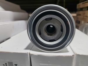 Tách dầu máy nén khí HD8220 7.5KW / 10A là bộ phận quan trọng giúp tách dầu bôi trơn ra khỏi khí nén trước khi khí được đưa vào hệ thống sử dụng. Sản phẩm được thiết kế với lõi lọc chất lượng cao, khả năng tách dầu hiệu quả, giúp đảm bảo khí nén sạch, giảm tiêu hao dầu và bảo vệ các thiết bị sử dụng khí nén. Nhờ cấu tạo bền bỉ và hoạt động ổn định trong môi trường công nghiệp, tách dầu HD8220 giúp nâng cao hiệu suất vận hành, kéo dài tuổi thọ máy nén khí và giảm chi phí bảo trì.