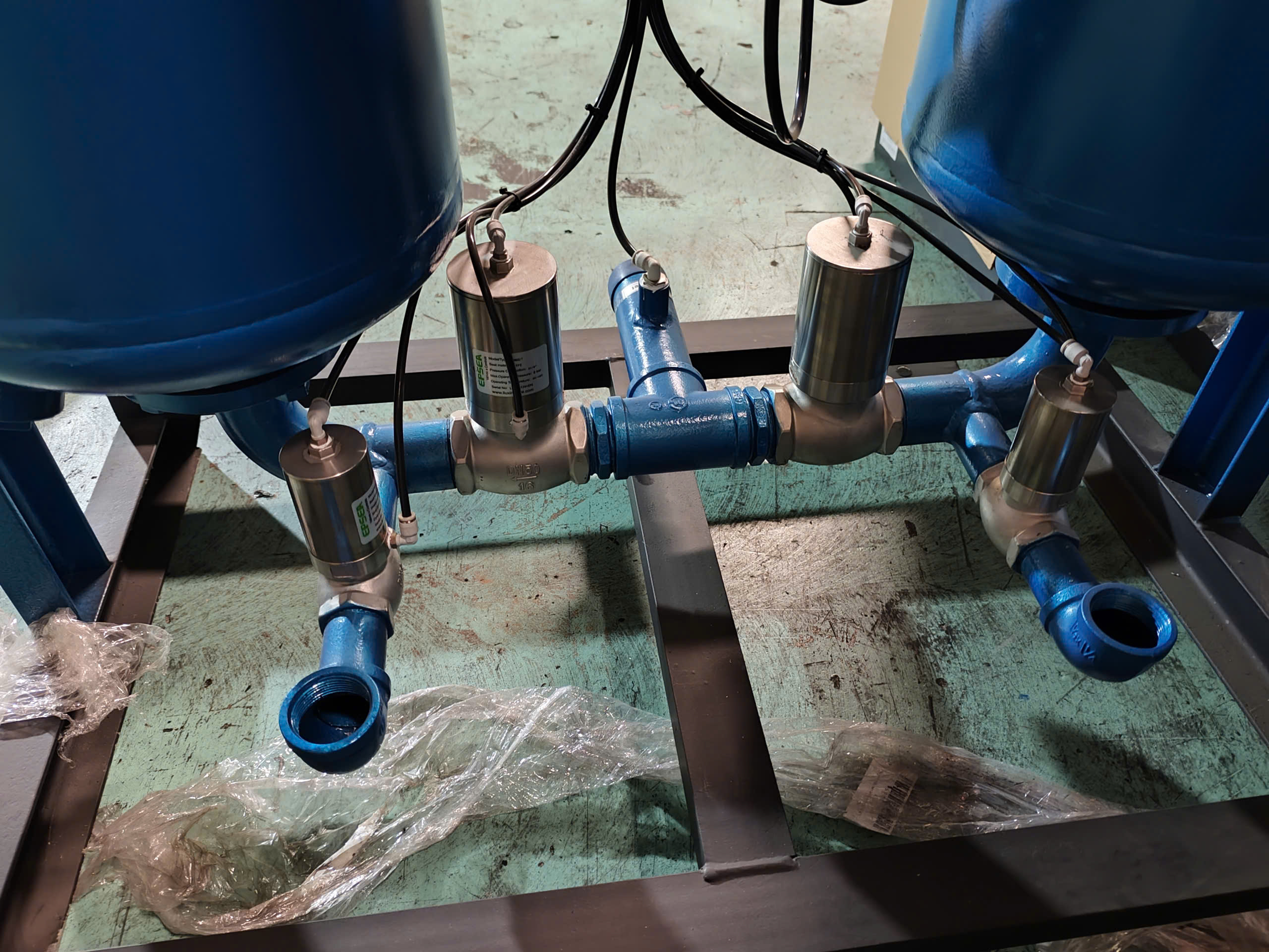 Máy sấy khí hấp phụ Hande là thiết bị chuyên dùng để loại bỏ hơi ẩm trong hệ thống khí nén, giúp cung cấp nguồn khí khô sạch và ổn định cho quá trình sản xuất. Máy sử dụng công nghệ hấp phụ với các hạt hút ẩm chuyên dụng để loại bỏ hơi nước hiệu quả, giúp khí nén đạt điểm sương thấp và hạn chế tình trạng đọng nước trong đường ống. Thiết bị có độ bền cao, hoạt động ổn định và phù hợp với nhiều ngành công nghiệp như thực phẩm, dược phẩm, điện tử và cơ khí. Việc sử dụng máy sấy khí hấp phụ Hande giúp bảo vệ hệ thống khí nén, nâng cao hiệu suất máy móc và kéo dài tuổi thọ thiết bị. 📞 **Liên hệ tư vấn và đặt hàng: 0949105048 