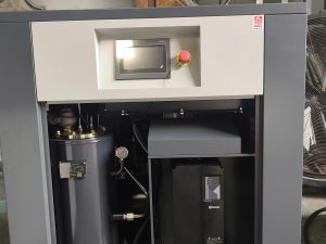 Máy nén khí biến tần Q50PMA 50Hz-380V là dòng máy nén khí trục vít công nghiệp được tích hợp công nghệ biến tần hiện đại, giúp điều chỉnh tốc độ động cơ linh hoạt theo nhu cầu sử dụng khí nén. Nhờ đó, thiết bị có khả năng tiết kiệm điện năng hiệu quả, duy trì áp suất ổn định và giảm hao mòn trong quá trình vận hành. Máy hoạt động êm ái, độ bền cao và phù hợp với nhiều lĩnh vực sản xuất như cơ khí, điện tử, thực phẩm và các nhà máy công nghiệp. Việc sử dụng máy nén khí biến tần Q50PMA giúp doanh nghiệp tối ưu chi phí vận hành và nâng cao hiệu quả sản xuất.