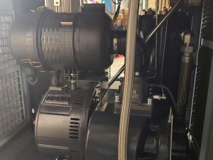 Máy nén khí biến tần Q50PMA 50Hz-380V là dòng máy nén khí trục vít công nghiệp được tích hợp công nghệ biến tần hiện đại, giúp điều chỉnh tốc độ động cơ linh hoạt theo nhu cầu sử dụng khí nén. Nhờ đó, thiết bị có khả năng tiết kiệm điện năng hiệu quả, duy trì áp suất ổn định và giảm hao mòn trong quá trình vận hành. Máy hoạt động êm ái, độ bền cao và phù hợp với nhiều lĩnh vực sản xuất như cơ khí, điện tử, thực phẩm và các nhà máy công nghiệp. Việc sử dụng máy nén khí biến tần Q50PMA giúp doanh nghiệp tối ưu chi phí vận hành và nâng cao hiệu quả sản xuất.