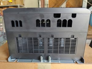 Bảng biến tần CP650 là thiết bị điều khiển và giám sát chuyên dụng cho hệ thống biến tần trong các dây chuyền máy móc công nghiệp. Sản phẩm được thiết kế với giao diện hiển thị rõ ràng, giúp người vận hành dễ dàng theo dõi các thông số như tần số, tốc độ động cơ, điện áp và trạng thái hoạt động của thiết bị.