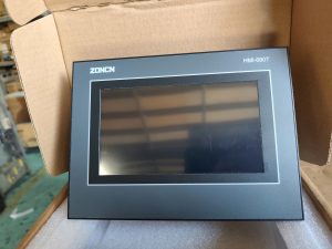 Màn hình máy nén khí ZONCN/HMI-680T là thiết bị giao diện điều khiển (HMI) hiện đại, giúp người vận hành dễ dàng giám sát và điều chỉnh hoạt động của hệ thống máy nén khí. Sản phẩm hiển thị rõ ràng các thông số quan trọng như áp suất, nhiệt độ, trạng thái vận hành và cảnh báo lỗi, giúp kiểm soát hệ thống một cách chính xác và an toàn. Với thiết kế bền bỉ