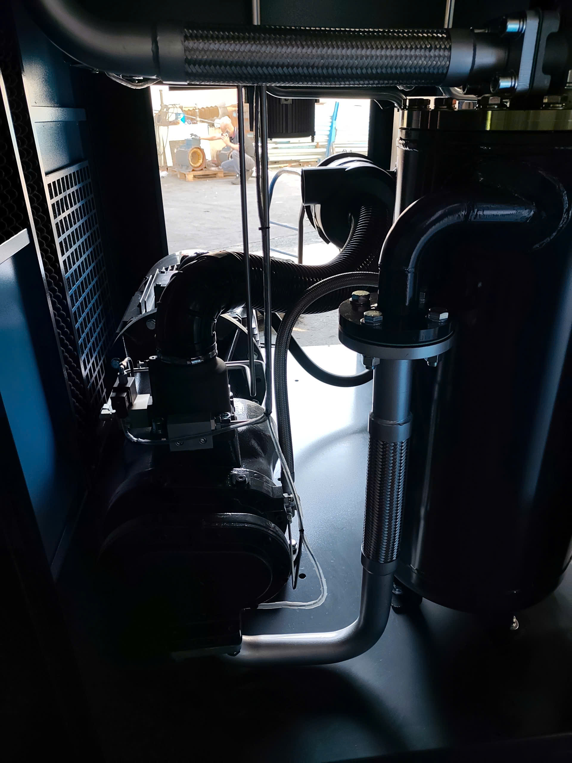 Máy nén khí một cấp HD-55 là dòng máy nén khí trục vít công nghiệp được thiết kế tối ưu cho hiệu suất cao và vận hành ổn định. Với công nghệ nén một cấp, máy giúp cung cấp lưu lượng khí lớn, đáp ứng tốt nhu cầu sử dụng liên tục trong các nhà máy, xưởng sản xuất và hệ thống khí nén công nghiệp.