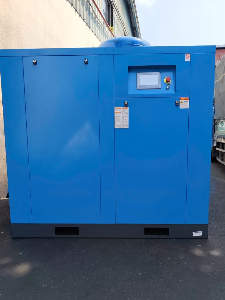 Trong các nhà máy sản xuất hiện đại, khí nén đóng vai trò quan trọng trong quá trình vận hành máy móc, thiết bị tự động hóa và dây chuyền sản xuất. Từ ngành cơ khí, gia công CNC, sản xuất nhựa, bao bì, thực phẩm – đồ uống cho đến các dây chuyền tự động, hệ thống khí nén đều cần được cung cấp với áp suất ổn định, lưu lượng phù hợp và hoạt động liên tục.