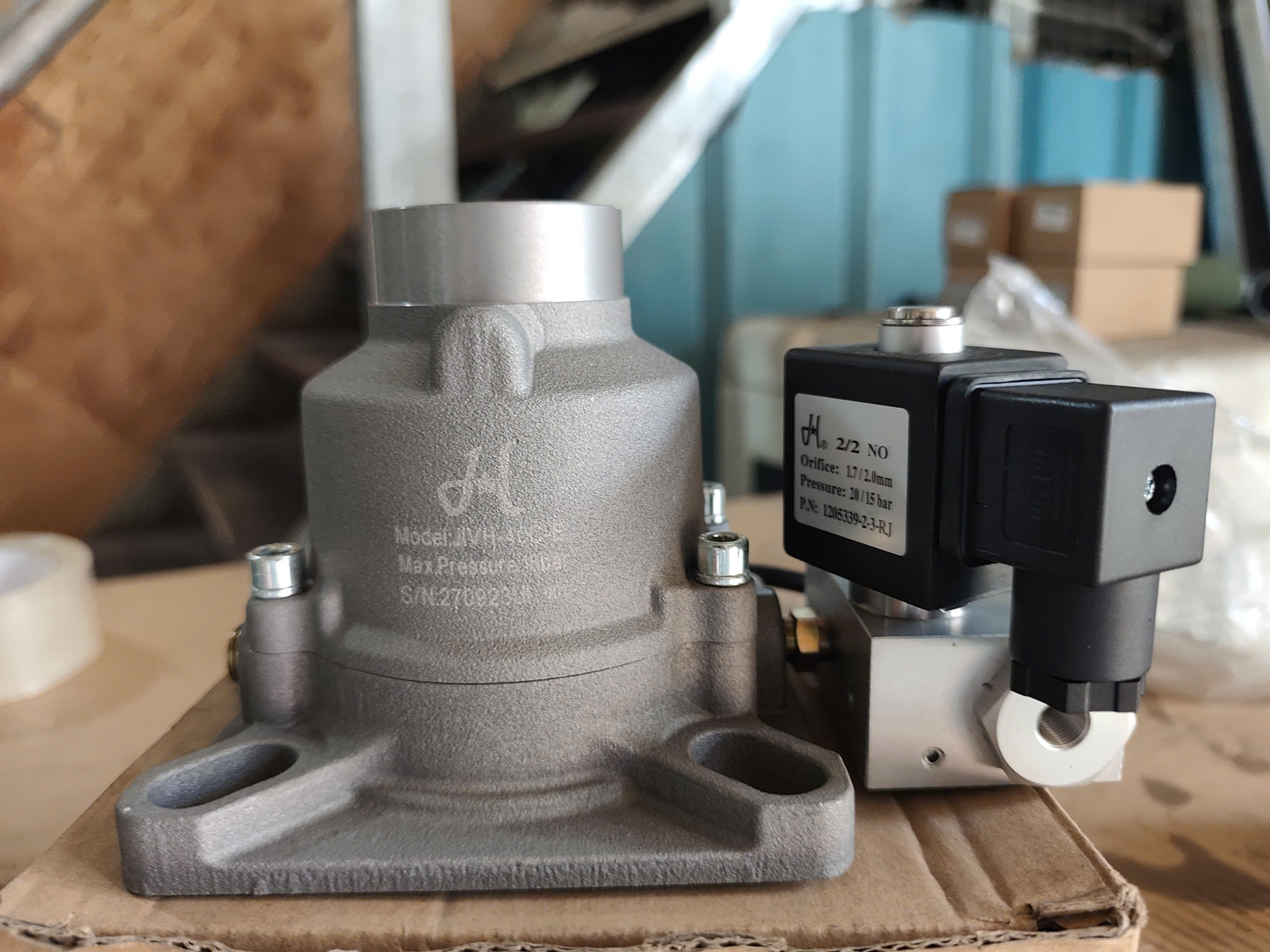 Van áp lực máy nén khí là thiết bị quan trọng giúp kiểm soát và duy trì áp suất ổn định trong hệ thống khí nén, đảm bảo máy vận hành an toàn và hiệu quả. Sản phẩm có khả năng tự động xả áp khi áp suất vượt mức cho phép, giúp bảo vệ máy móc khỏi hư hỏng và giảm thiểu rủi ro trong quá trình sử dụng.